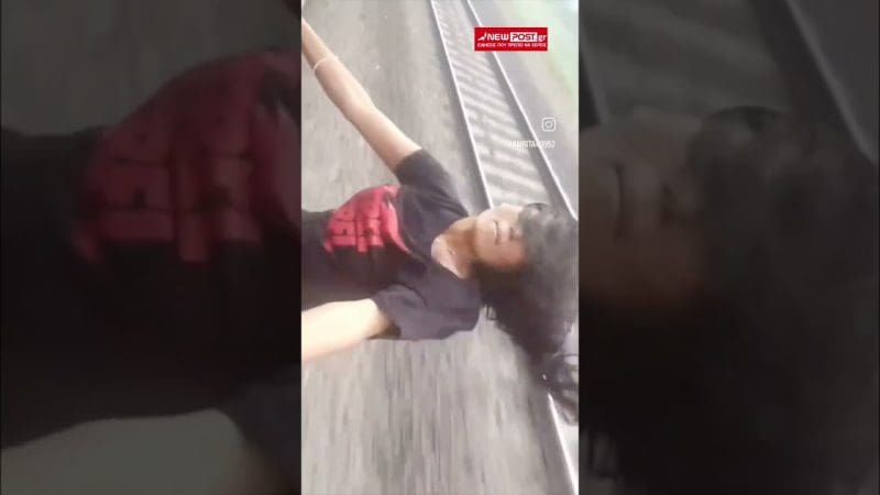 Γυναίκα στην Ινδία κρεμάστηκε από κινούμενο τρένο, πραγματοποιώντας επικίνδυνους ελιγμούς.